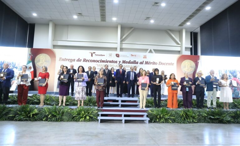 Américo Villarreal reconoce a maestros con 40 años de servicio en Tamaulipas