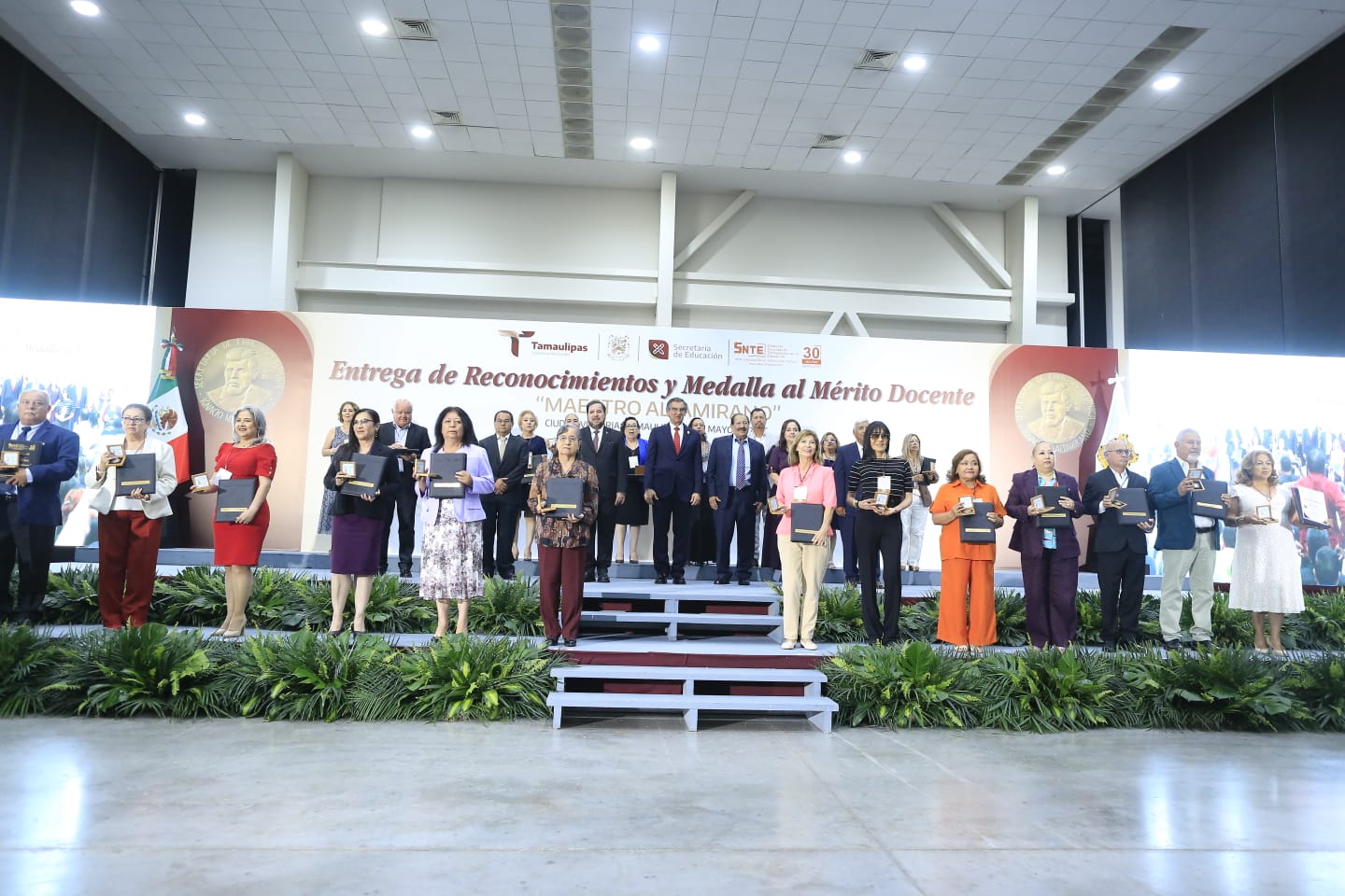 Américo Villarreal reconoce a maestros con 40 años de servicio en Tamaulipas