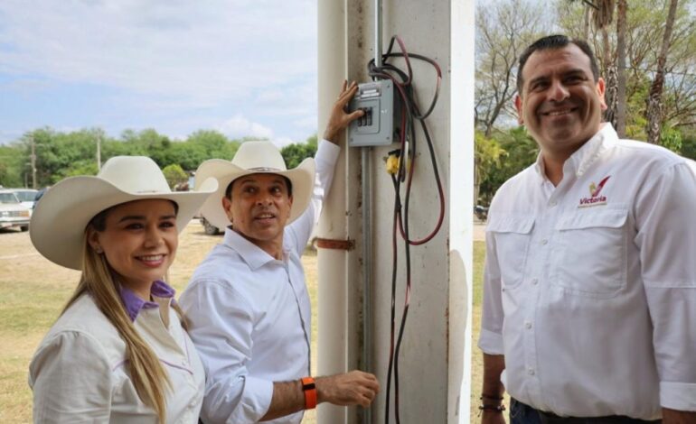 Lalo Gattás mantiene cercanía con la gente en Victoria
