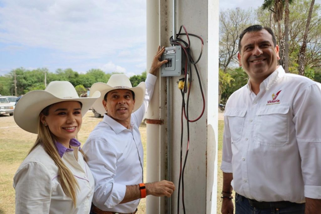 Lalo Gattás mantiene cercanía con la gente en Victoria