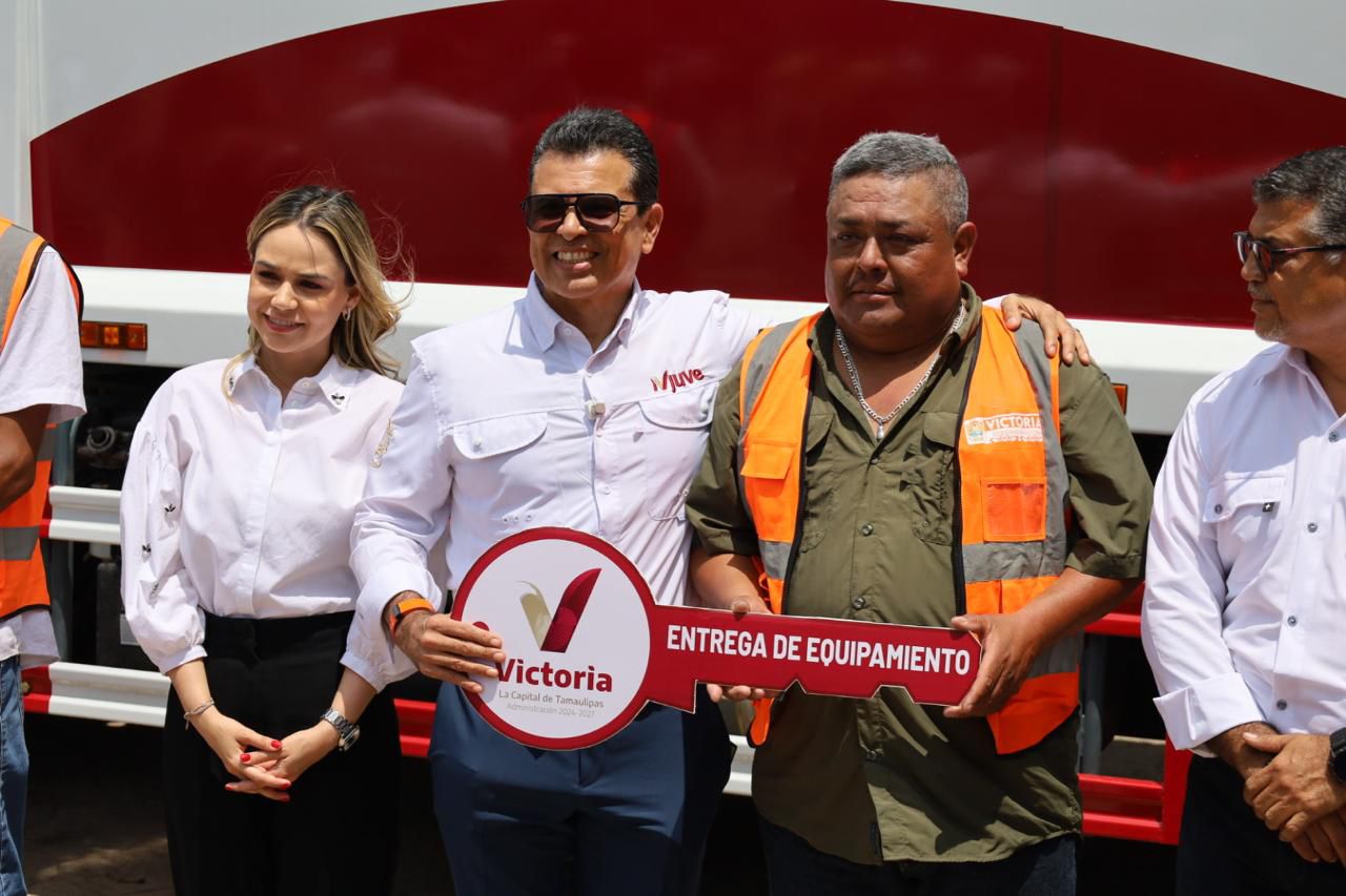 Lalo Gattás entrega camión recolector y anuncia más unidades
