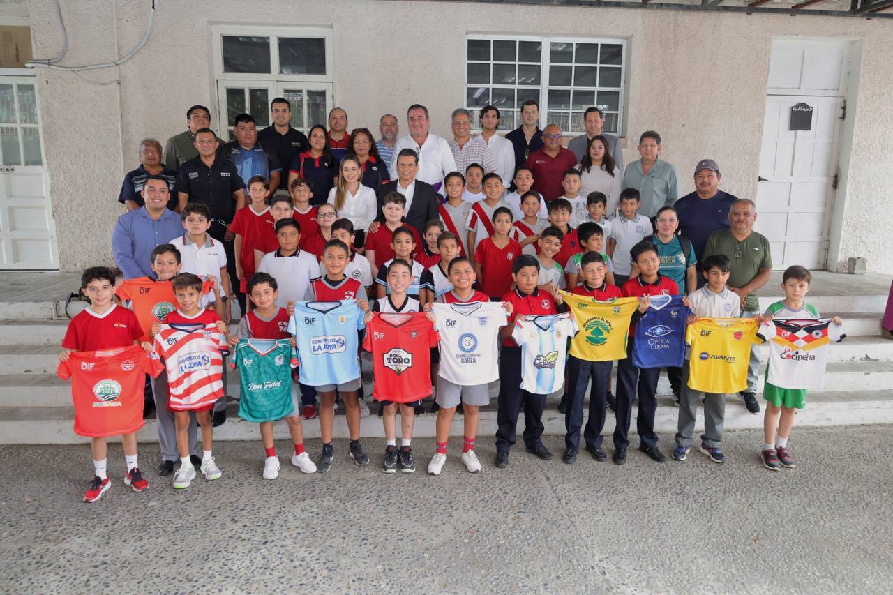 Uniforman Lucy y Lalo Gattás a selecciones del Mundialito DIF Victoria 2026
