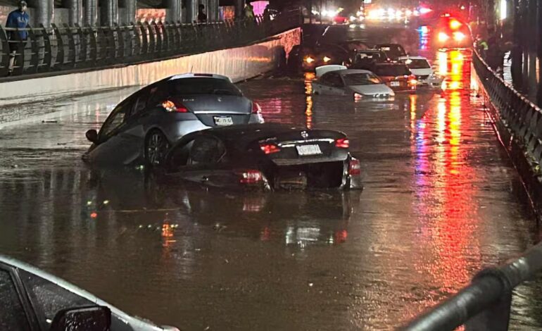 Aguacero provoca inundaciones y arrastra vehículos en CDMX