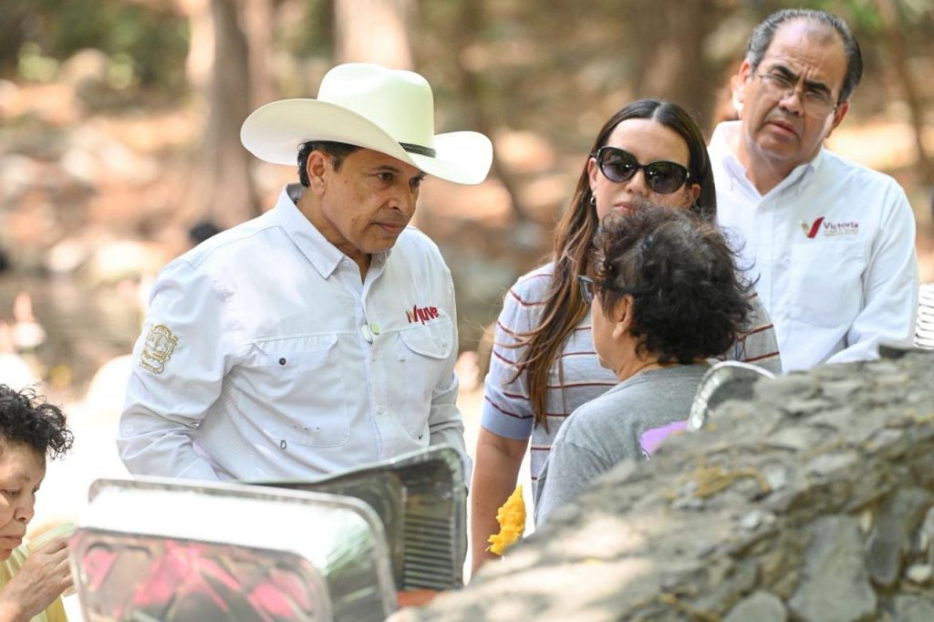 Lalo Gattás convive con familias del área rural en ejido La Libertad