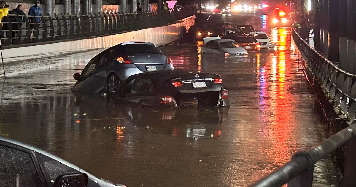 Aguacero provoca inundaciones y arrastra vehículos en CDMX