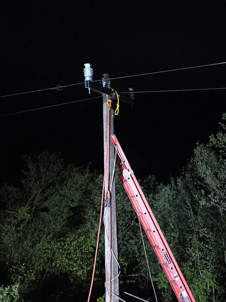 Desde temprana hora, las labores de reparación se reanudaron para rehabilitar la red eléctrica