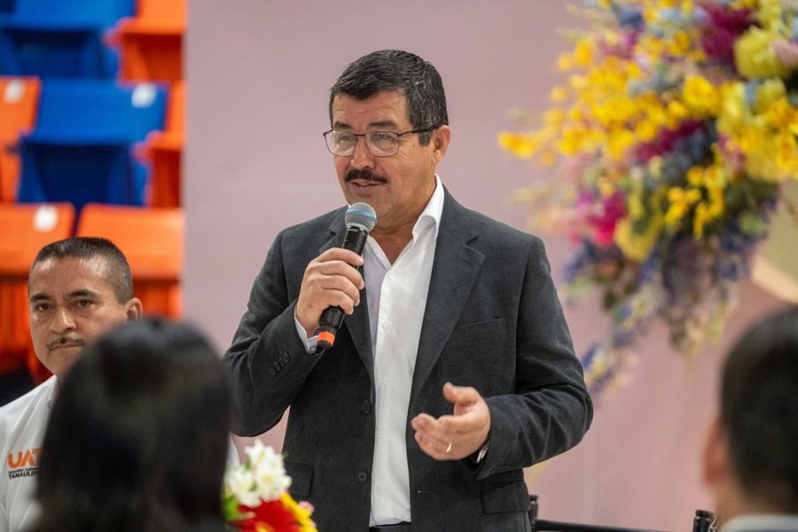 Dámaso Anaya reconoce la labor de las madres trabajadoras de la UAT