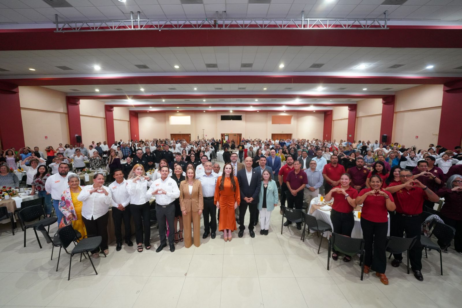 RECONOCE ALCALDESA CARMEN LILIA CANTUROSAS LABOR DEL MAGISTERIO Y ENTREGA BONO ECONÓMICO A MÁS DE 4 MIL MAESTROS