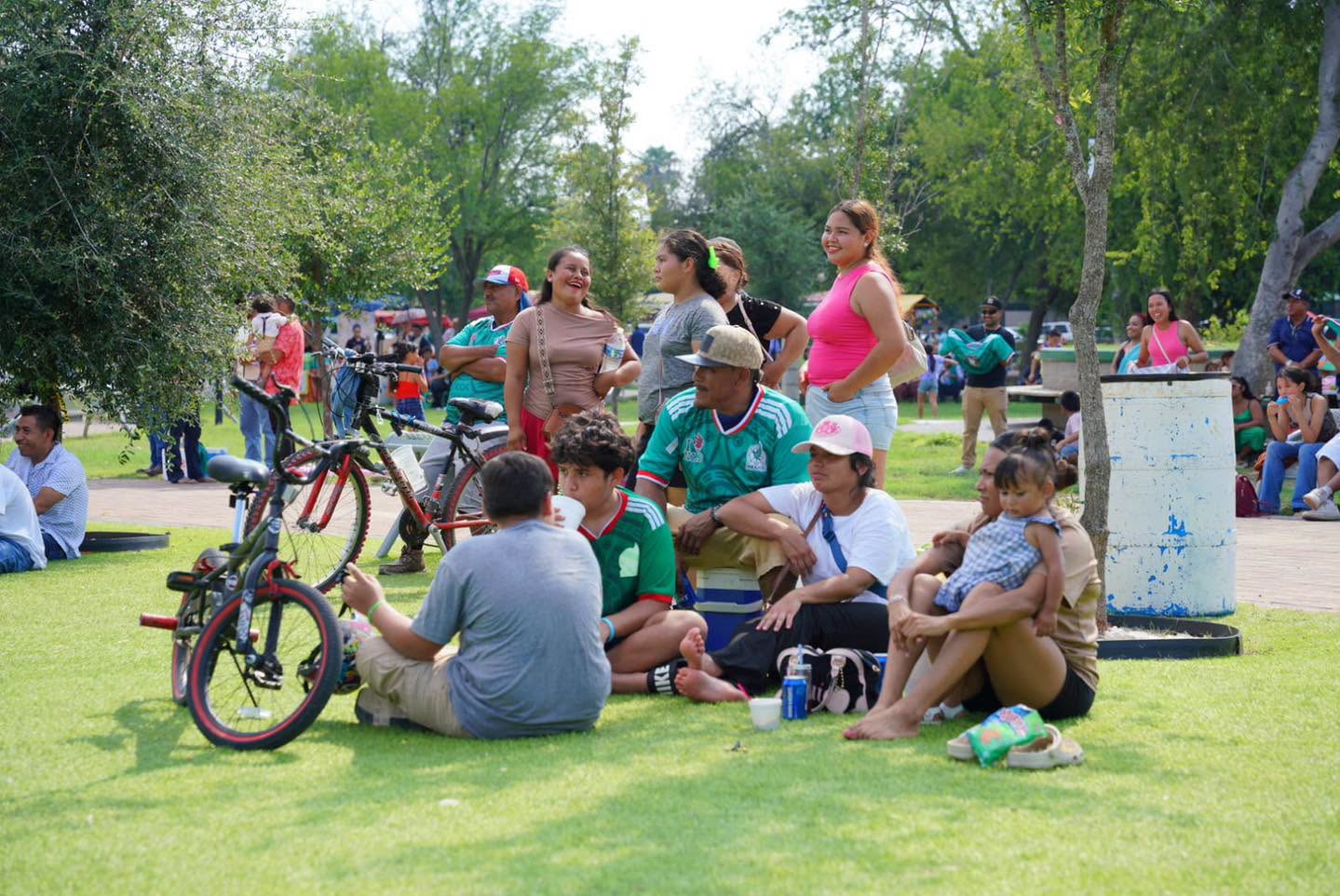 Familias neolaredenses disfrutan festejo del Día del Padre