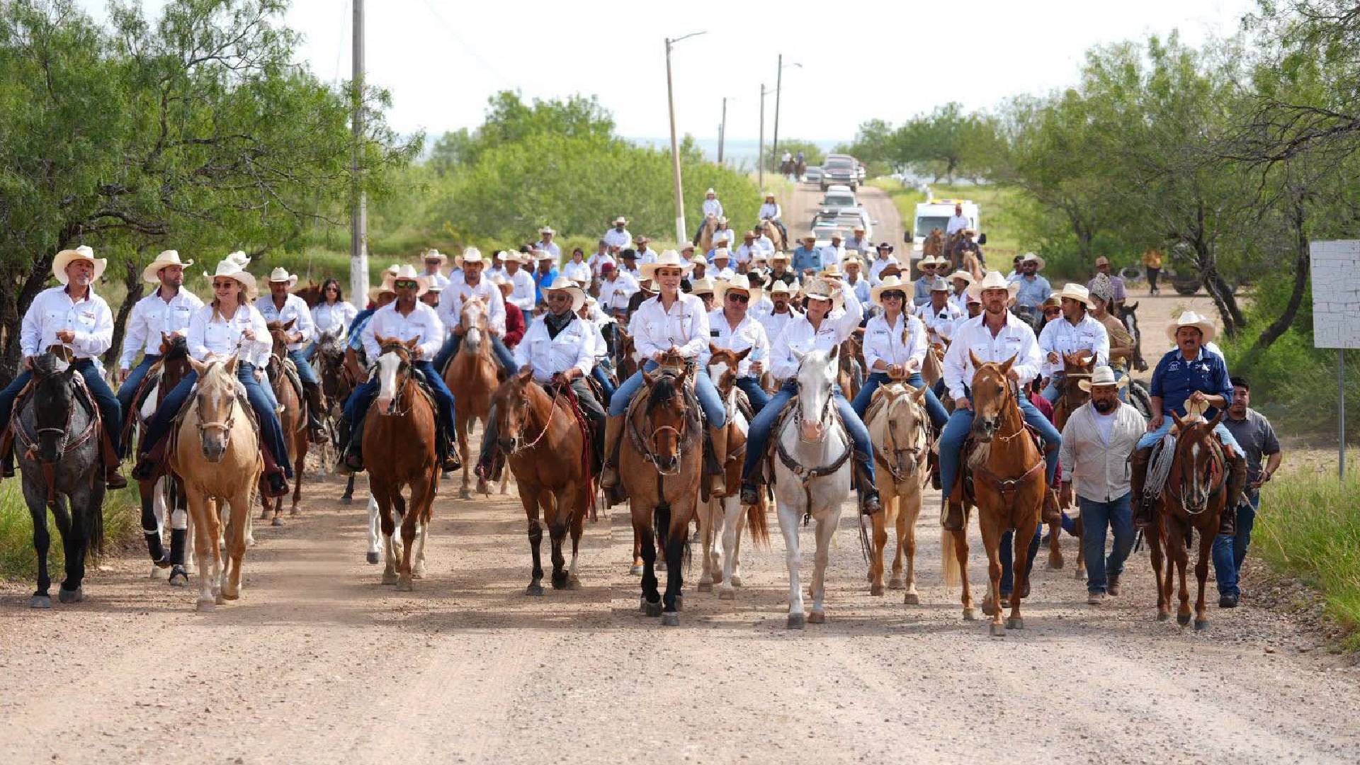 Fortalece Carmen Lilia Canturosas lazos de hermandad con Nueva Ciudad Guerrero; Se une a tradición cabalgata de San Juan