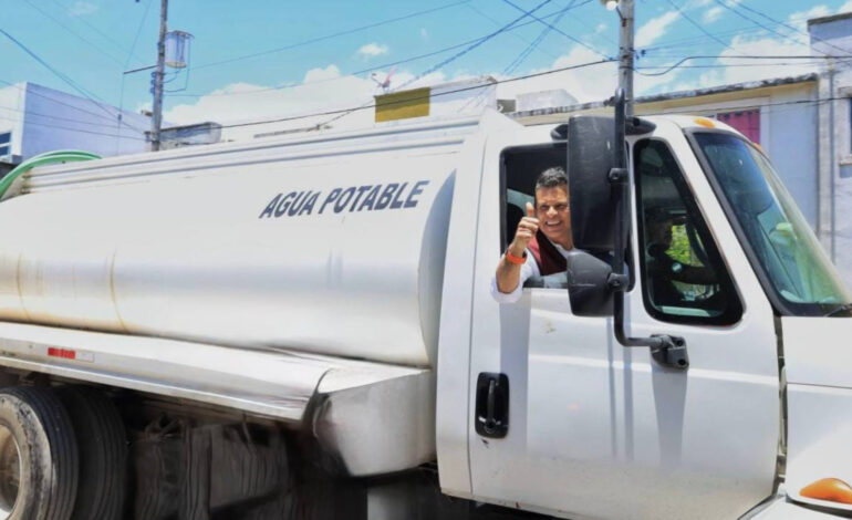 Encabeza Lalo Gattás operativo emergente de abasto de agua en Victoria