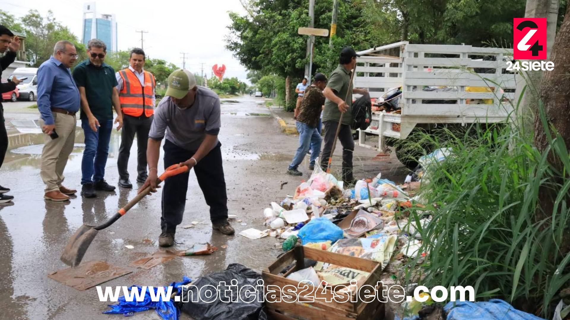Supervisa Lalo Gattás operativo de limpieza en puntos de basura