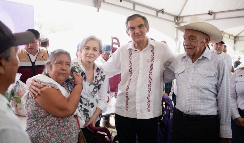 Américo y María de Villarreal llevan apoyos y servicios gratuitos a las familias de Antiguo Morelos