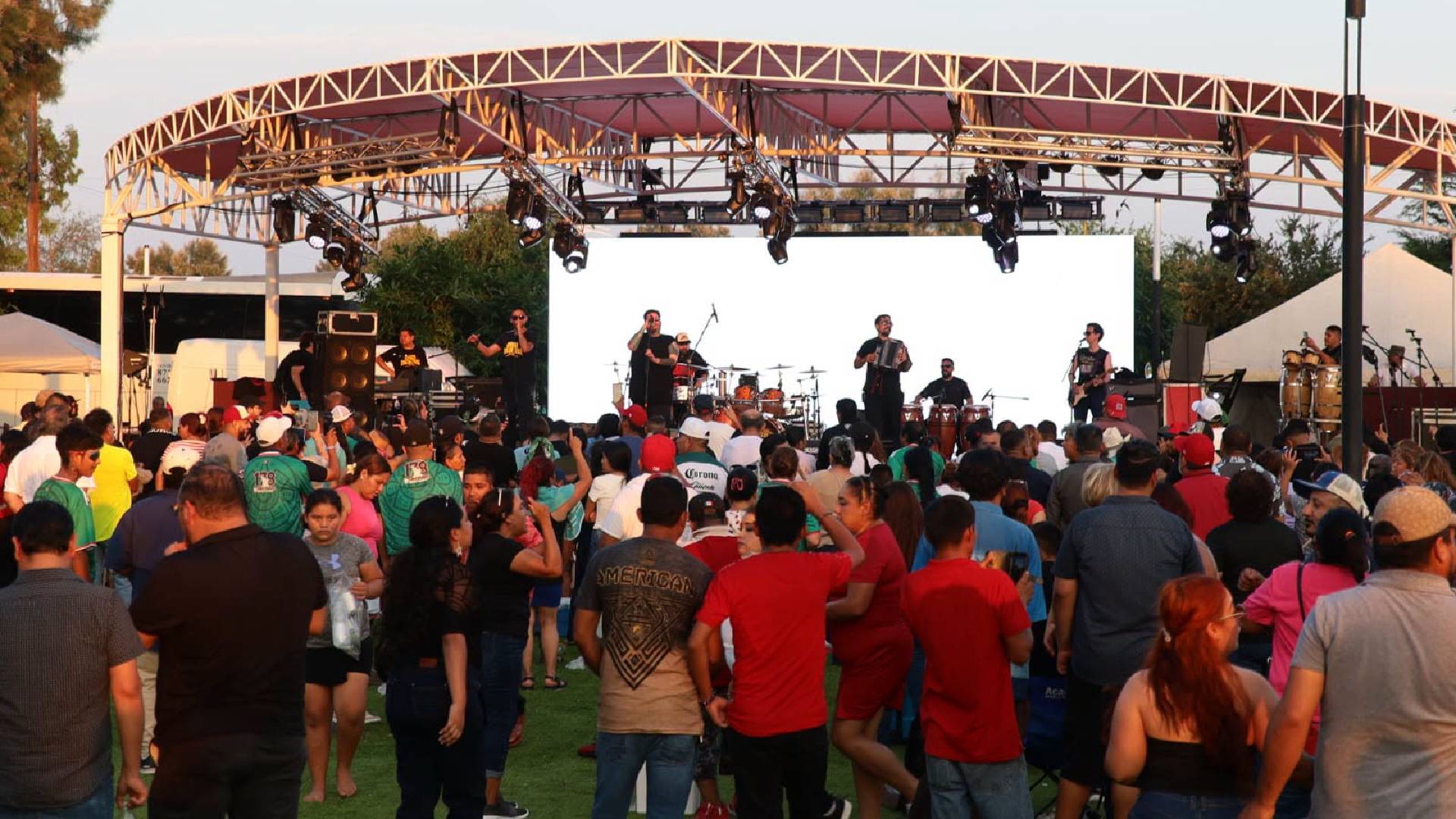 Reúne Gobierno de Carmen Lilia Canturosas a cientos de familias en festejo del Día Padre