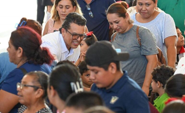 Entregan Lucy y Lalo 3 mil kits escolares de la campaña «Pasos por la Educación».