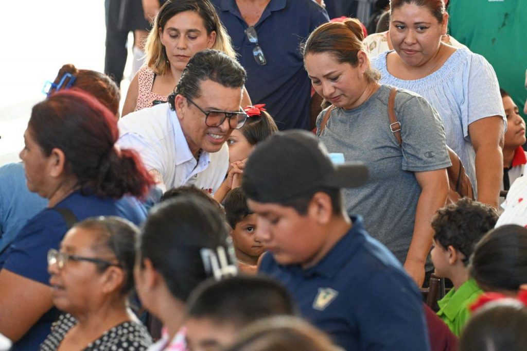 Entregan Lucy y Lalo 3 mil kits escolares de la campaña «Pasos por la Educación».