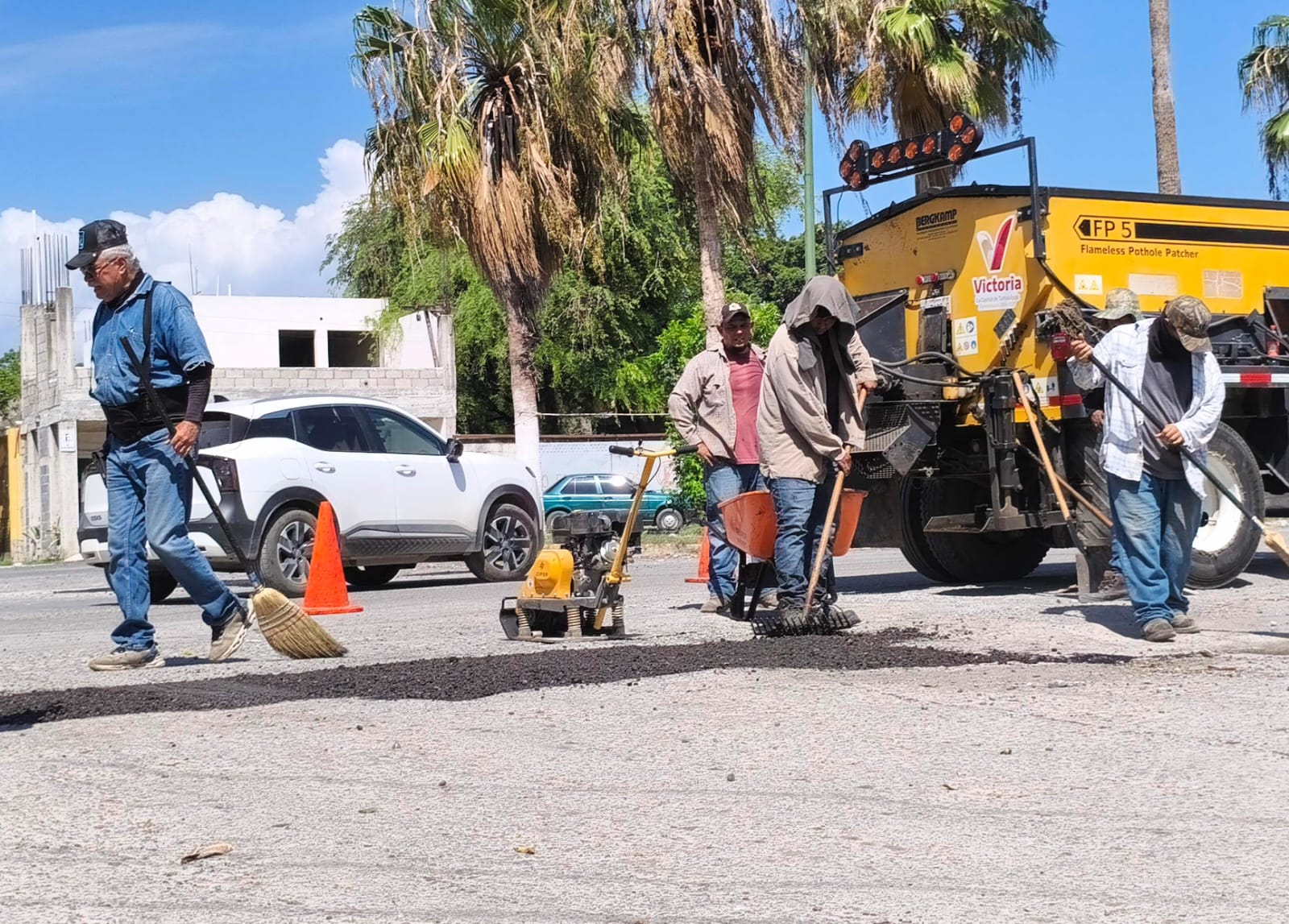 Con intenso bacheo, reparan calles dañadas por lluvias en Victoria