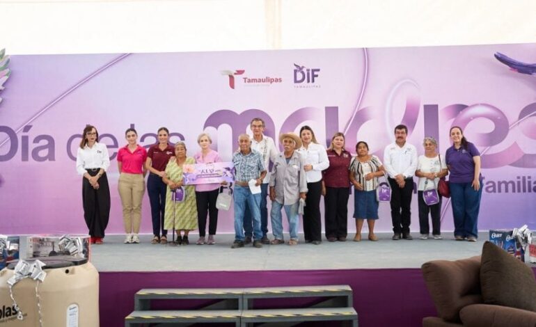 Américo y María celebran a las madres y llevan brigada de servicios a Abasolo