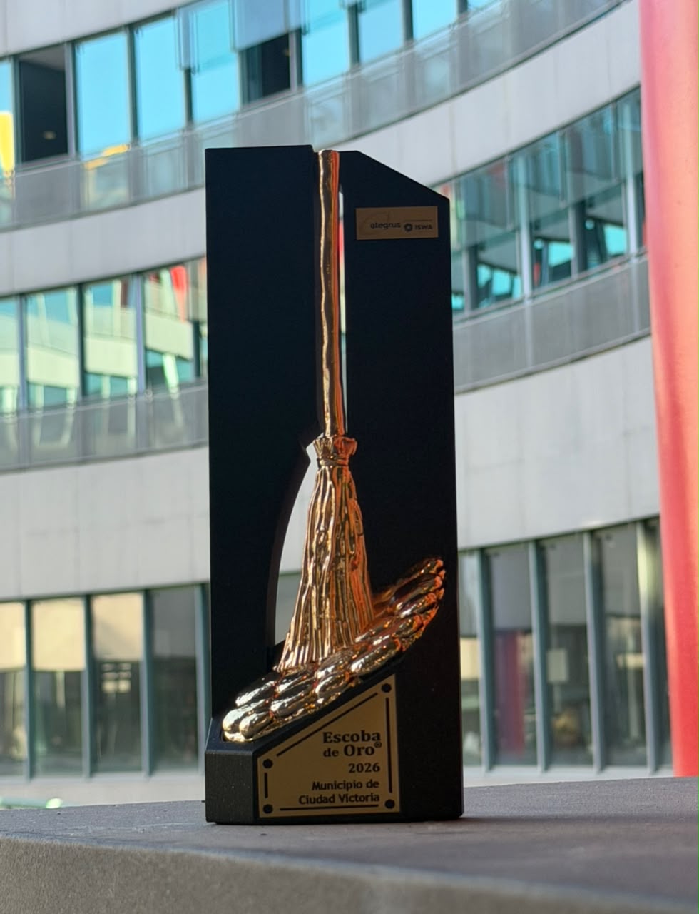 Recibe gobierno de Victoria premio Escoba de Oro 2026 en España.