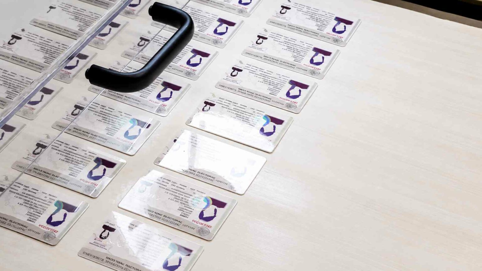 INE presenta nueva credencial con 25 medidas de seguridad e inclusión