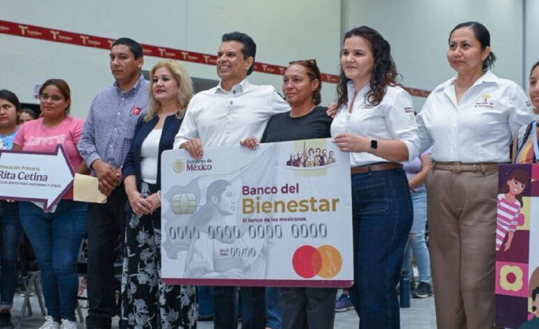 Lalo Gattás entrega tarjetas de la Beca Rita Cetina