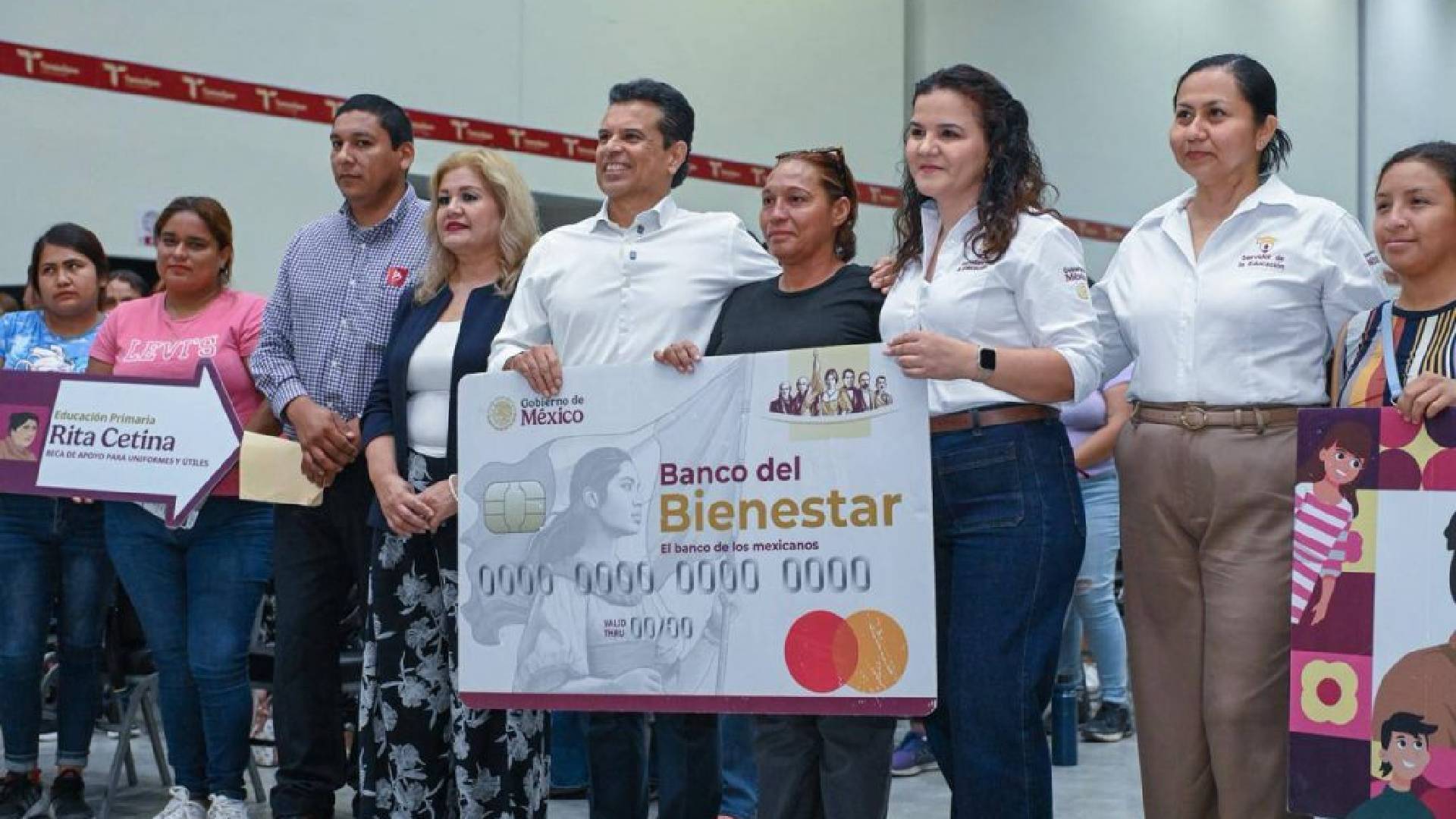 Lalo Gattás entrega tarjetas de la Beca Rita Cetina