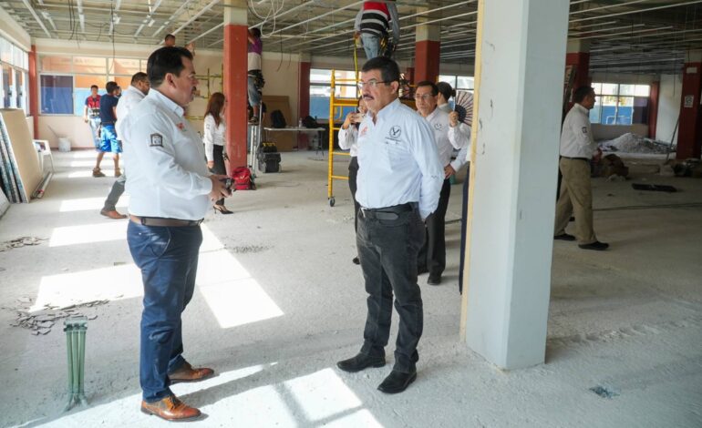 Dámaso Anaya supervisa remodelación de la Facultad de Derecho Victoria