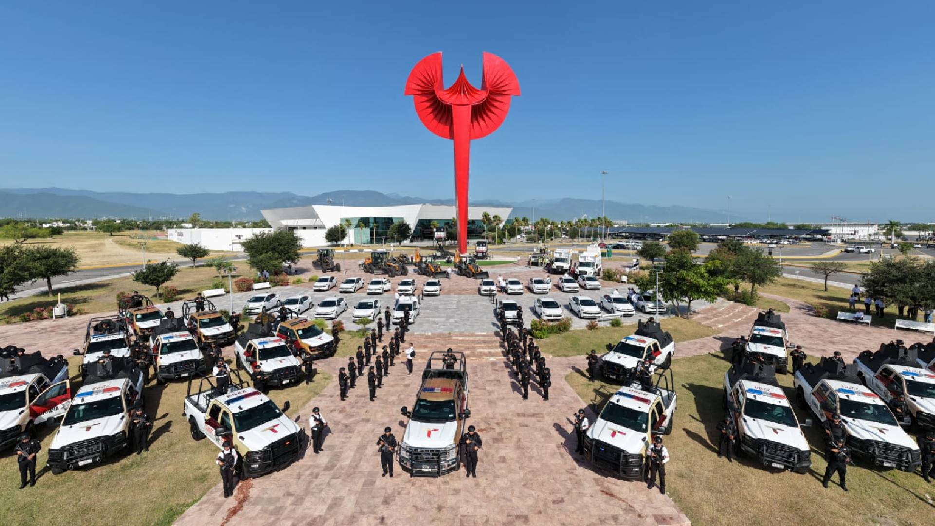 Américo Villarreal entrega vehículos y maquinaria para fortalecer servicios en Tamaulipas