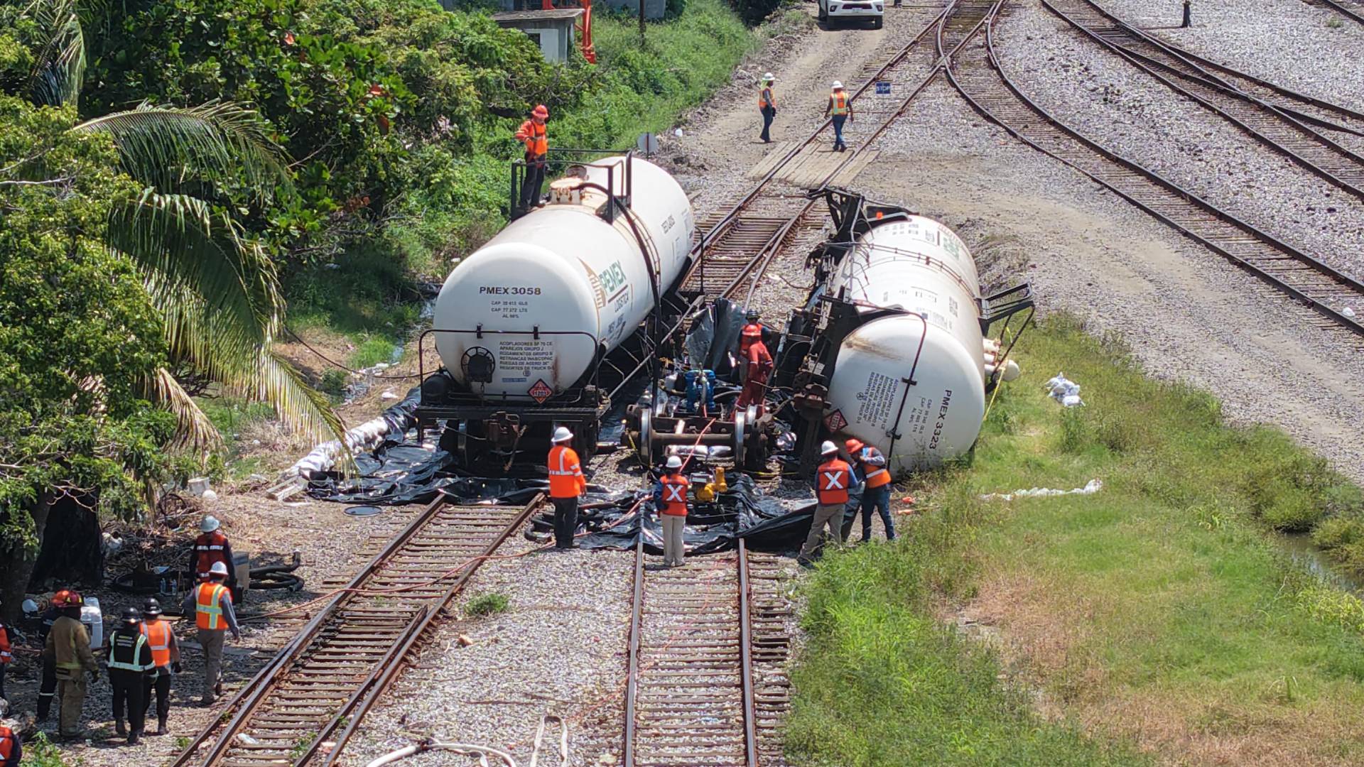Inicia retiro de 77 mil litros de gasolina de vagón descarrilado en Madero