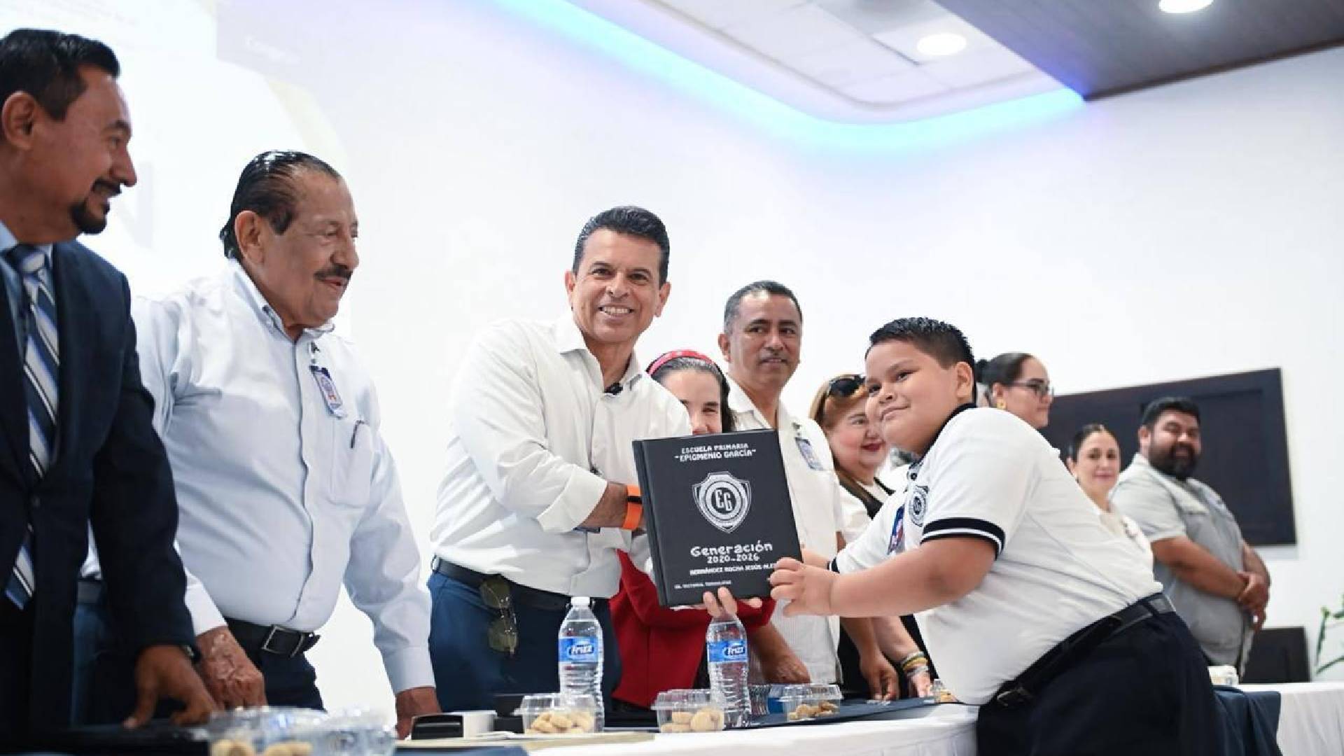 Lalo Gattás apadrina a generación de la primaria Epigmenio García