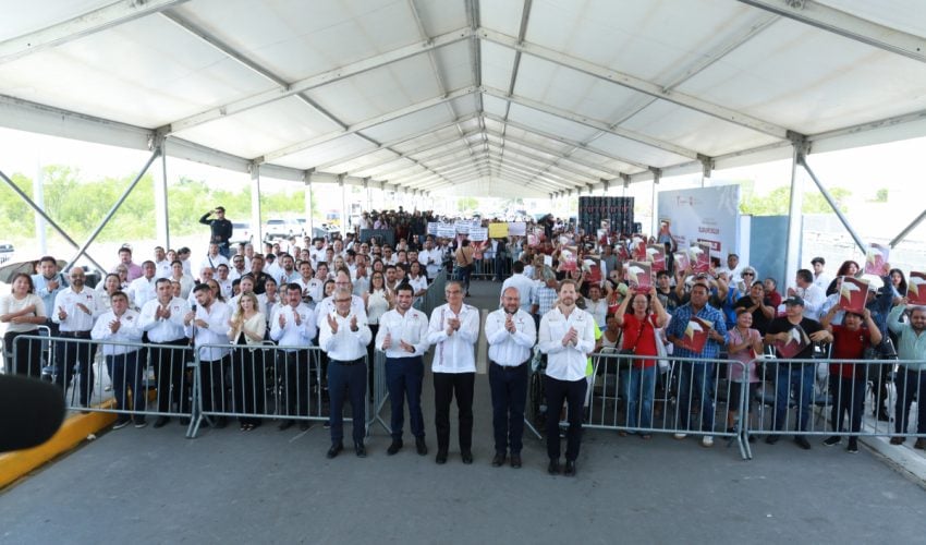 Inaugura Américo obra vial y entrega escrituras a familias matamorenses