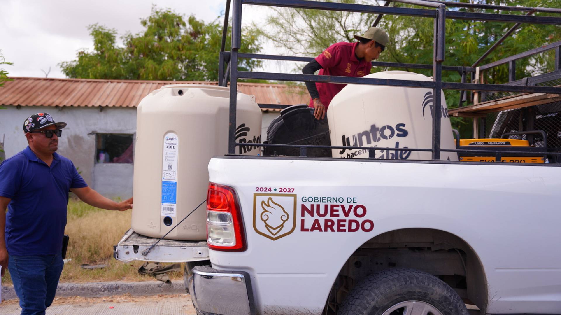 COMAPA y Gobierno de Nuevo Laredo atienden a familias de zonas altas con entrega e instalación de 200 tinacos