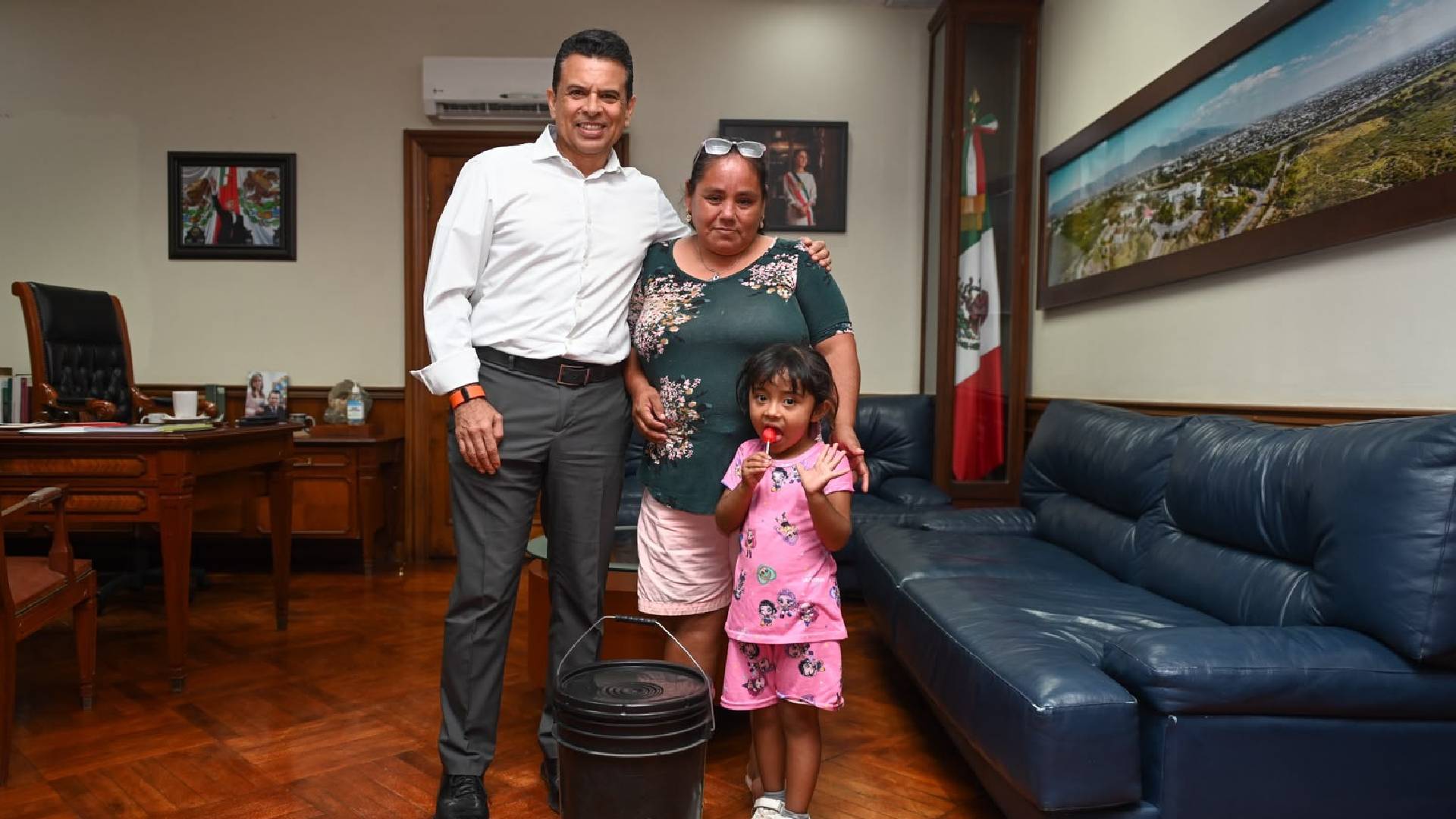 Lalo Gattás cumple compromisos y entrega apoyos a familias de Victoria
