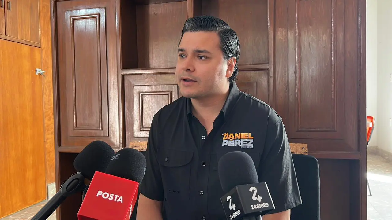 Regidor busca aparecer en la boleta electoral de 2027