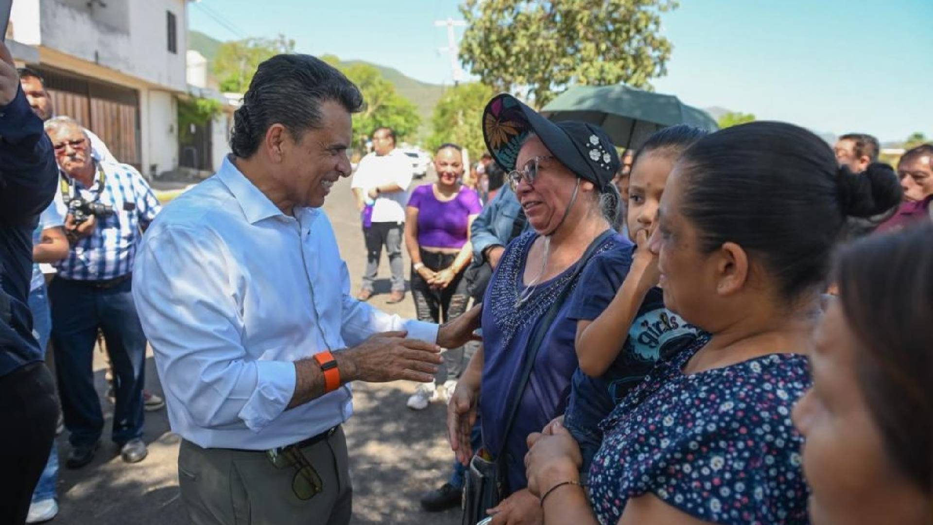 Lalo Gattás entrega pavimentación en la colonia Libertad