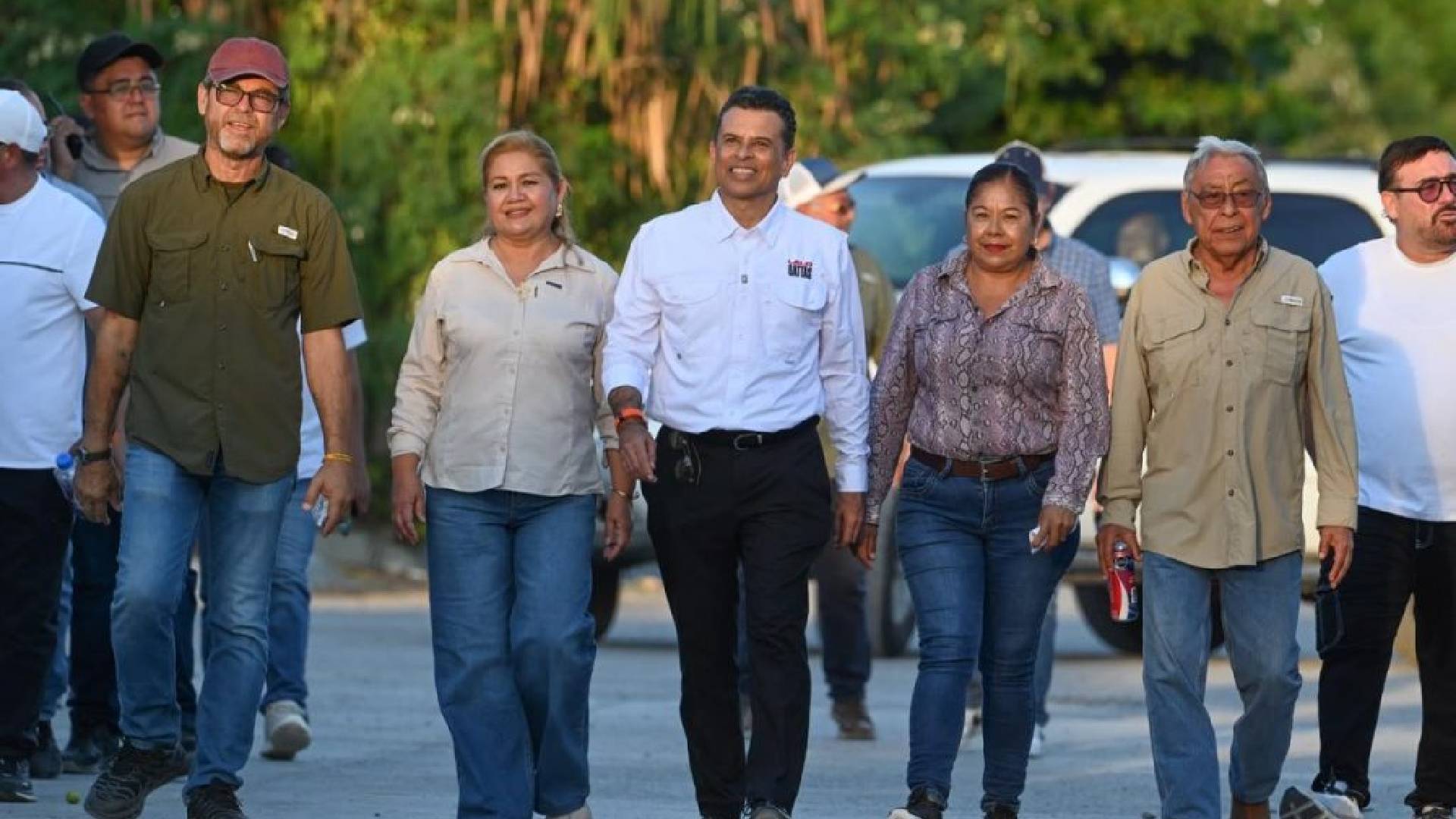 Lalo Gattás recorre colonias para atender demandas de familias en Victoria