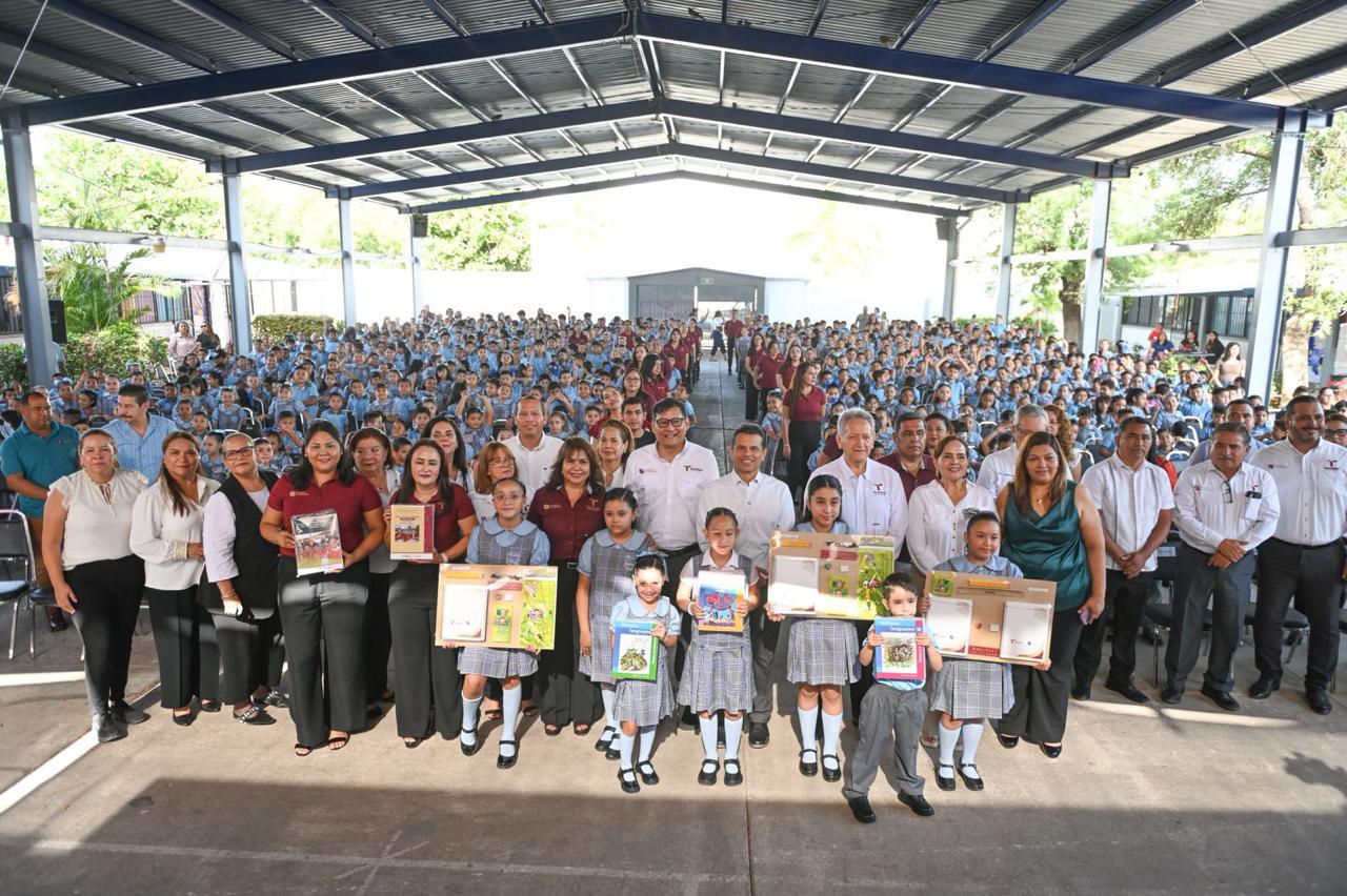 Inicia nuevo ciclo escolar en Victoria; Lalo Gattás entrega útiles y libros
