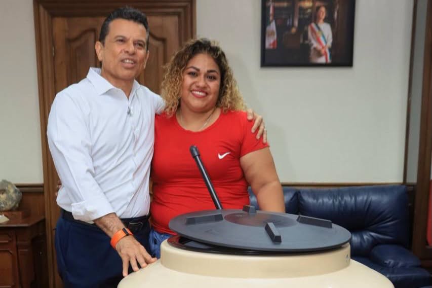 Apoya Lalo Gattás a familias que carecen de cisterna de agua.
