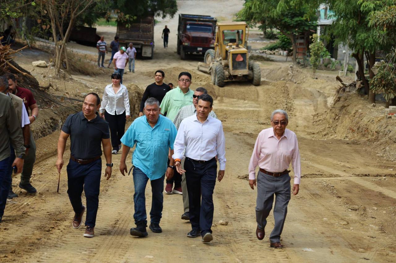 Supervisa Lalo Gattás construcción de calles de concreto hidráulico.