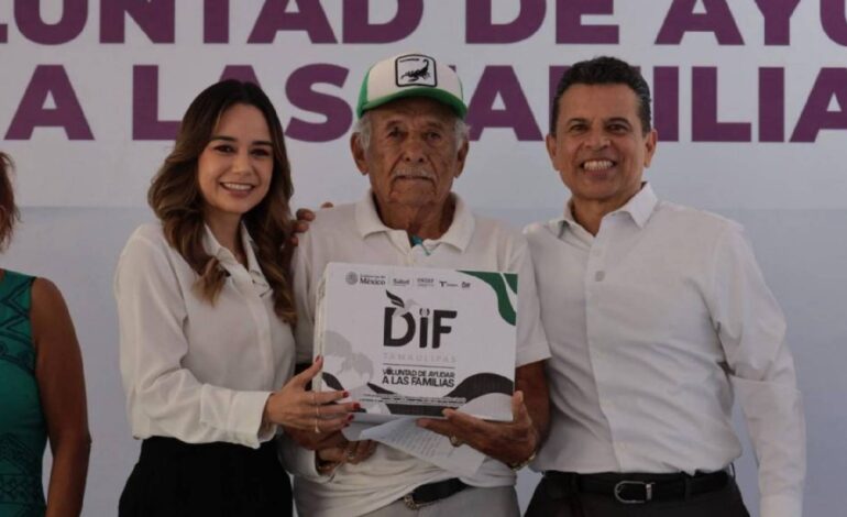 Lalo Gattás acompaña entrega de despensas a casi 3 mil personas en Victoria