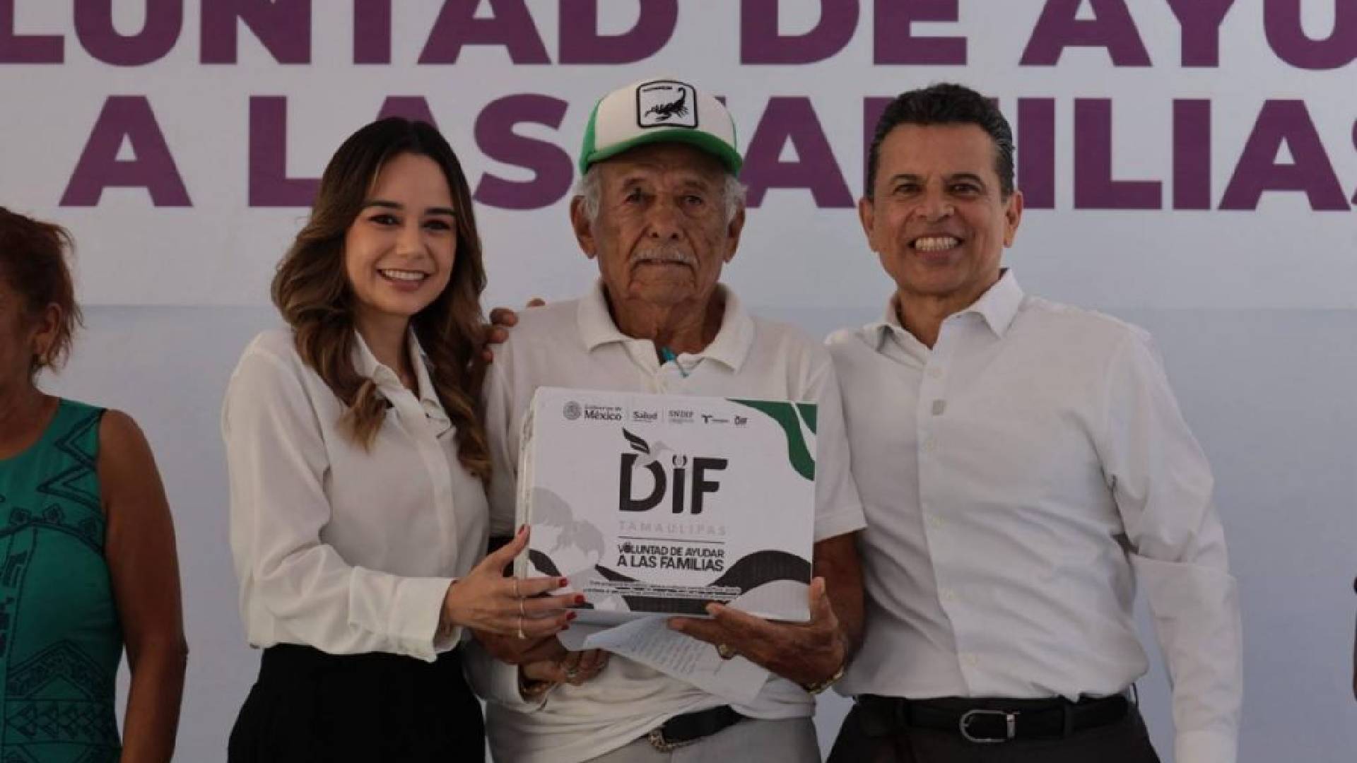 Lalo Gattás acompaña entrega de despensas a casi 3 mil personas en Victoria