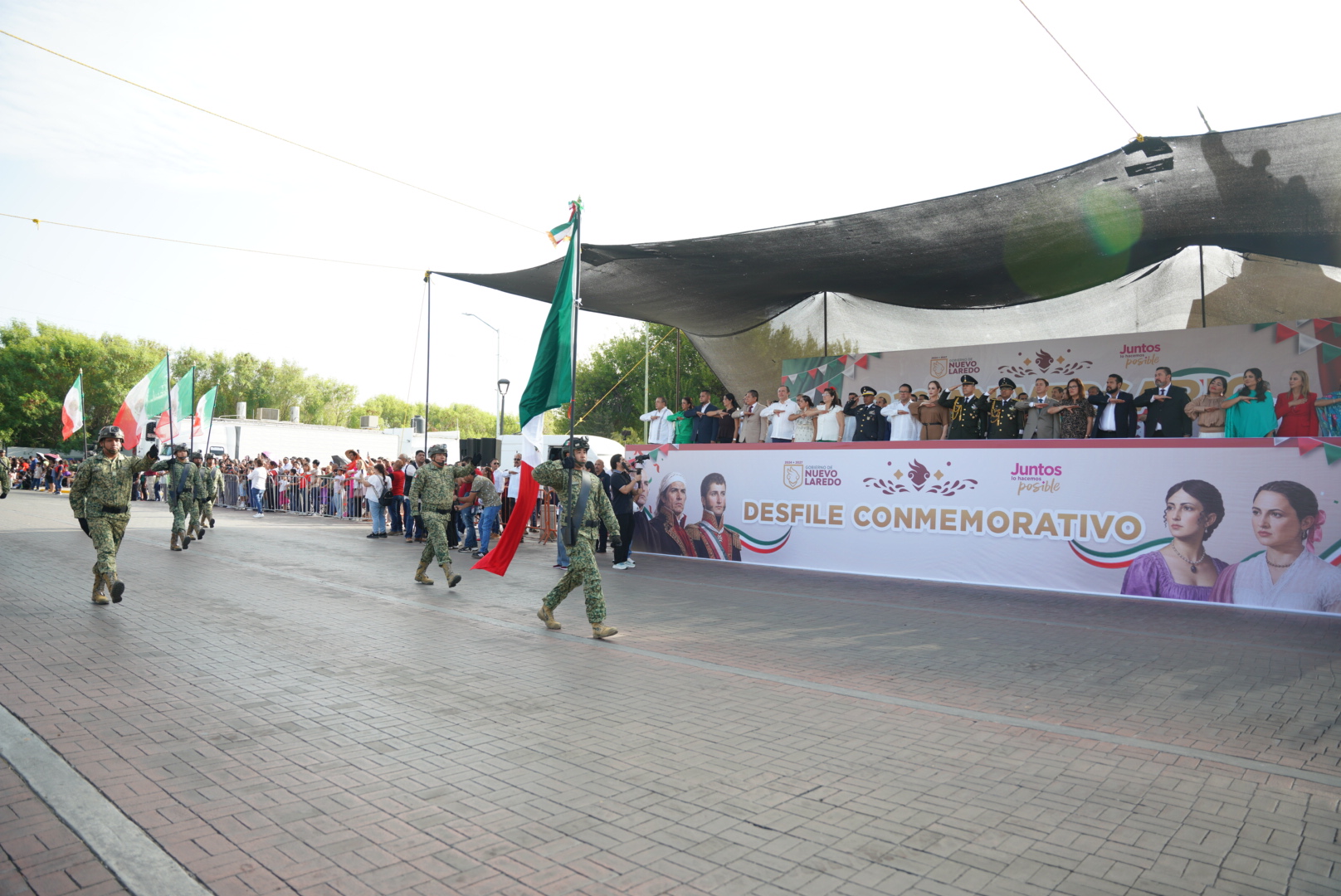 ENCABEZA CARMEN LILIA CANTUROSAS TRADICIONAL DESFILE CÍVICO POR EL DÍA DE LA INDEPENDENCIA