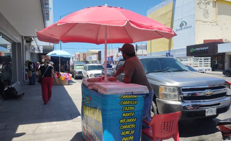 Comerciantes ambulantes ajustan horarios ante intenso calor