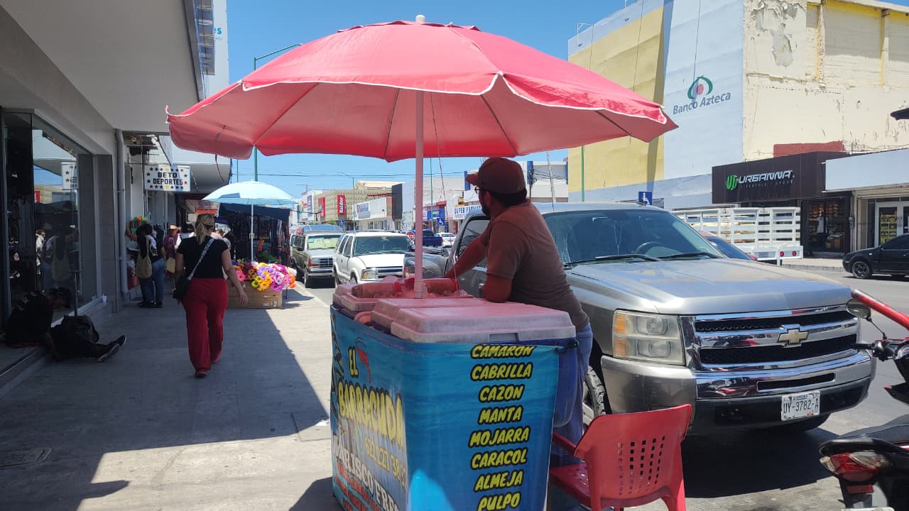 Comerciantes ambulantes ajustan horarios ante intenso calor