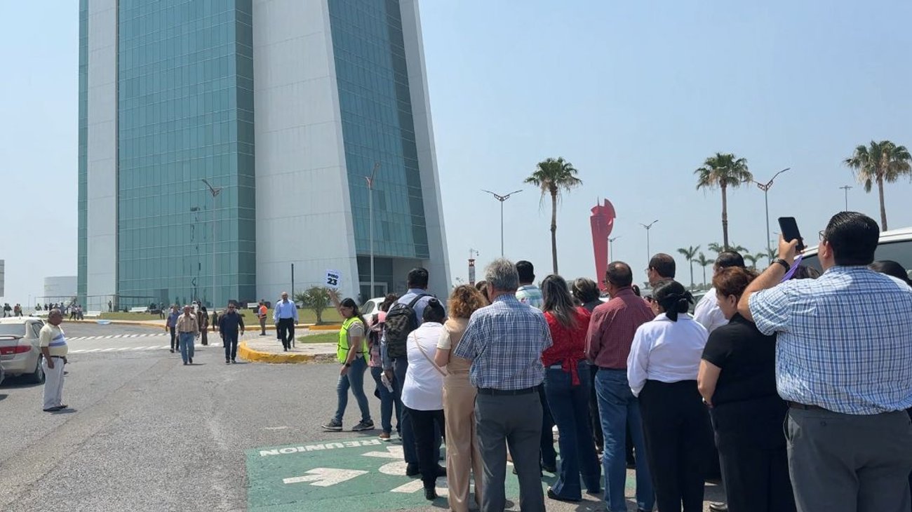 Trabajadores de la Torre Bicentenario participan en el Segundo Simulacro Nacional