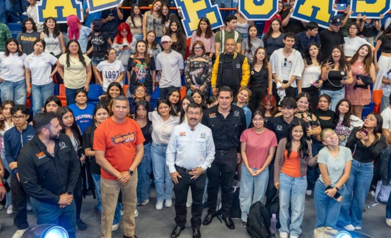 Dámaso Anaya convive con estudiantes durante el Welcome UAT Fest 2026