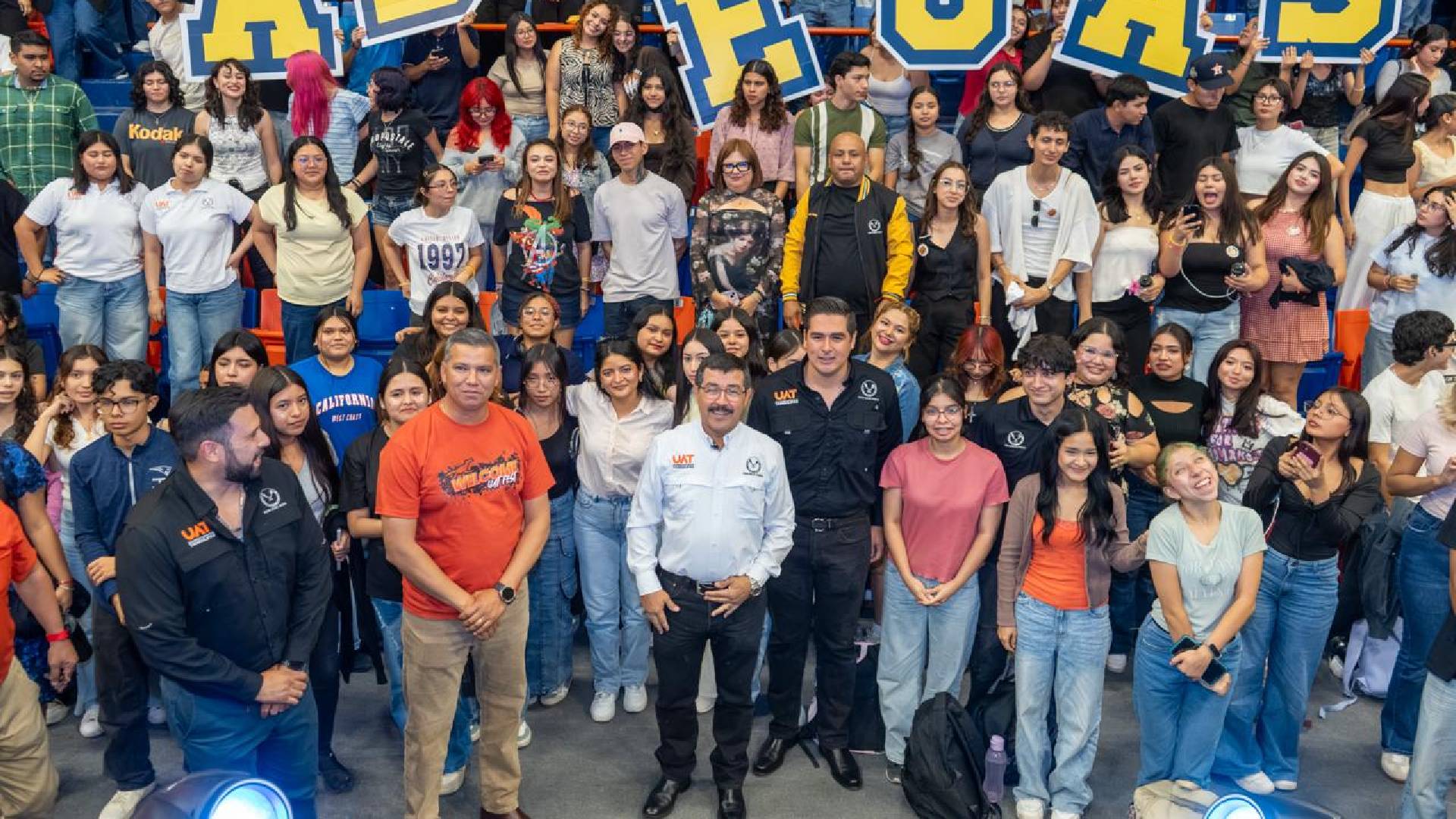 Dámaso Anaya convive con estudiantes durante el Welcome UAT Fest 2026