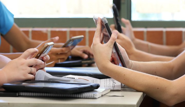 Consideran positivo decreto para regular el uso de celulares en escuelas primarias