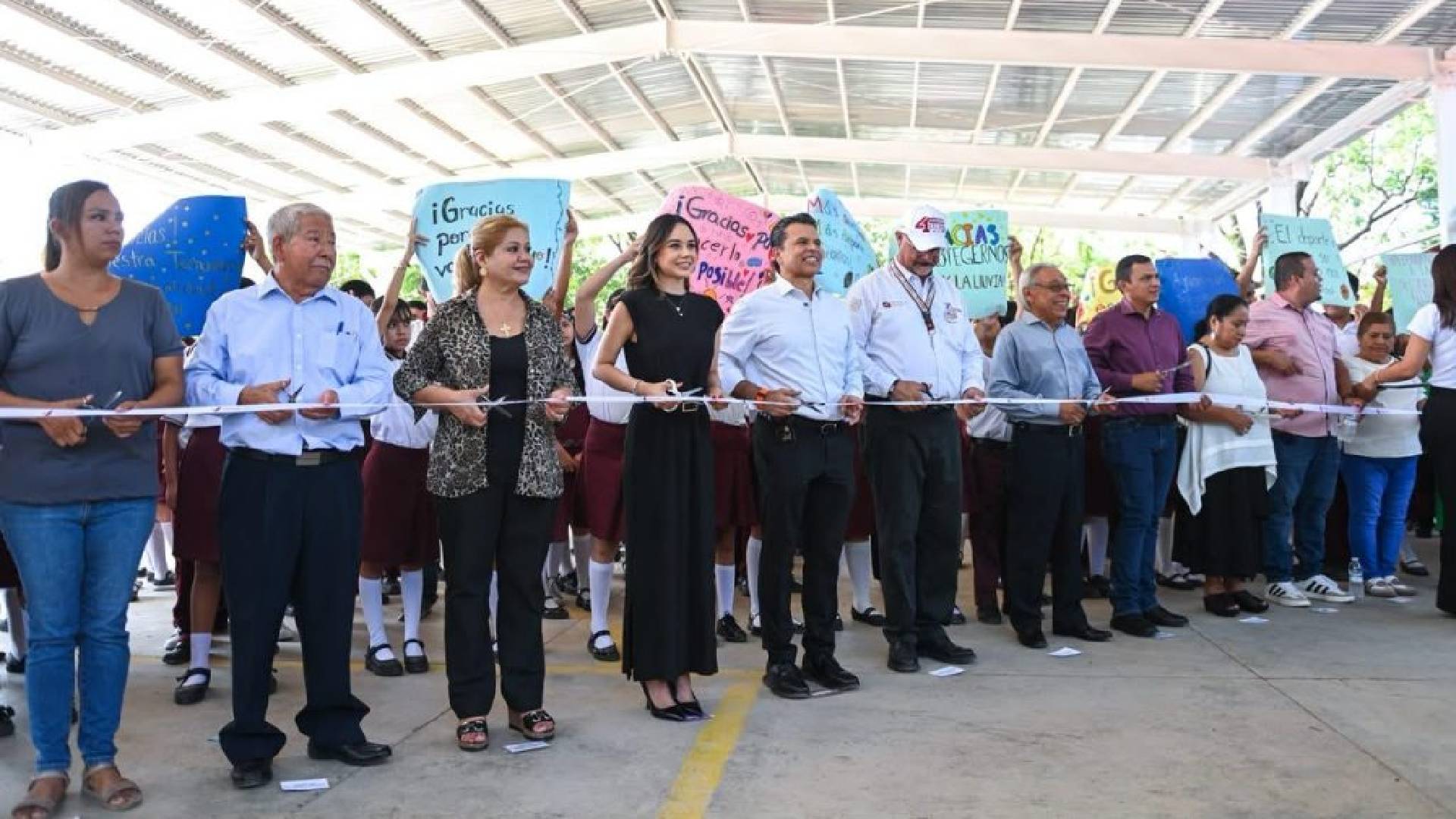 Lalo Gattás entrega techumbre para más de mil 200 estudiantes en Victoria