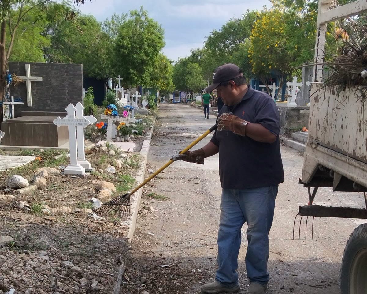 Realizan labores de limpieza y mantenimiento en panteones municipales de Ciudad Victoria